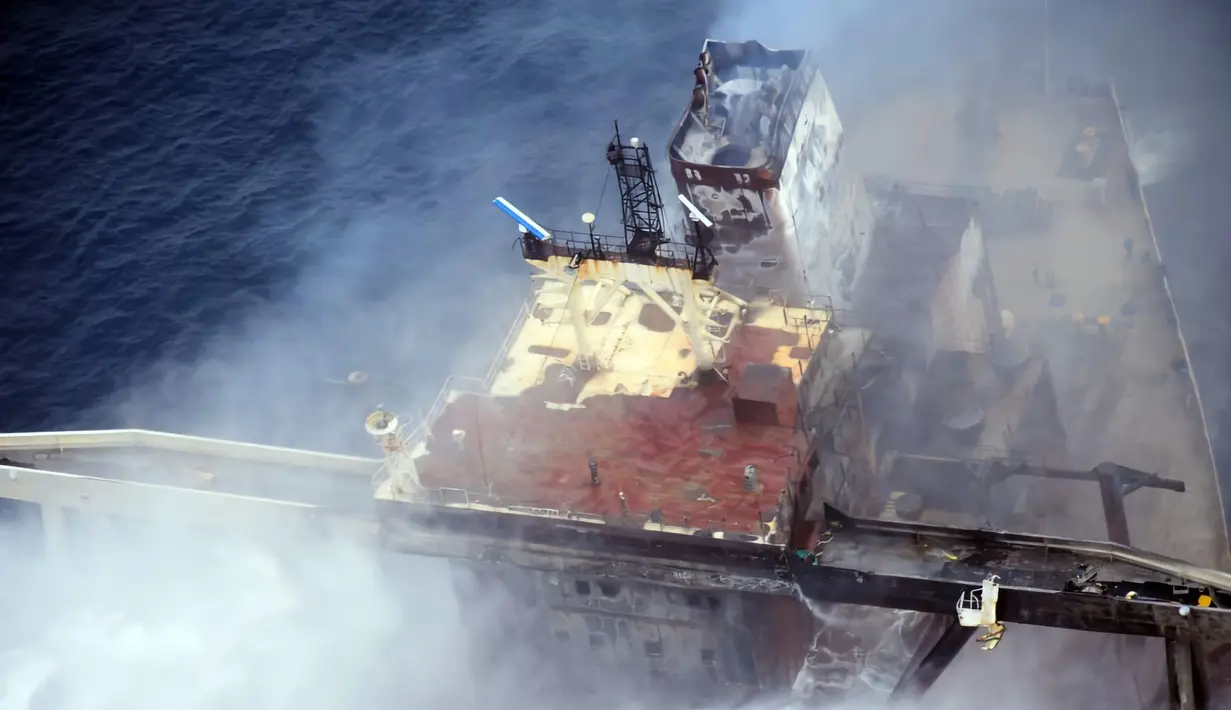 Kapal pemadam kebakaran menjinakkan api yang membakar kapal tanker minyak MT New Diamond di laut lepas pantai timur Sri Lanka, 8 September 2020. Angkatan Laut Sri Lanka mengatakan api yang kembali menyala pada 7 September 2020 telah berhasil dikendalikan. (Xinhua/Media Angkatan Udara Sri Lanka)