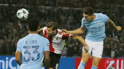 Pemain Manchester City, John Stones (kanan) saat mencetak gol ke gawang Feyenord pada laga Grup F Liga Champions di Kuip stadium, Rotterdam, Belanda (13/9/2017). Manchester City menang 4-0. (AP/Peter Dejong)