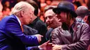 Kedatangan Donald Trump di Madison Square Garden, New York disambut pendukungnya yang berteriak saat ia menghadiri pertarungan kelas berat Ultimate Fighting Championship. (Kena Betancur/AFP)