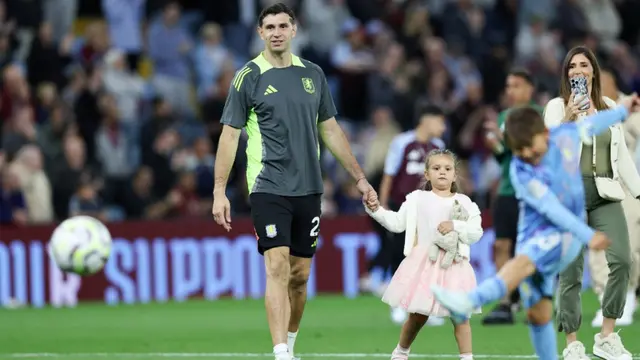 MU Pantau Emiliano Martinez, Kiper Juara Dunia 2022