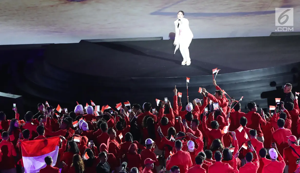 Penyanyi dangdut, Via Vallen membawakan  lagu "Meraih Bintang" pada pembukaan Asian Games 2018 di Stadion Gelora Bung Karno, Jakarta, Sabtu (18/8). Via Vallen menyanyi dengan energik, mengajak semua penonton bergoyang. (Liputan6.com/ Fery Pradolo)