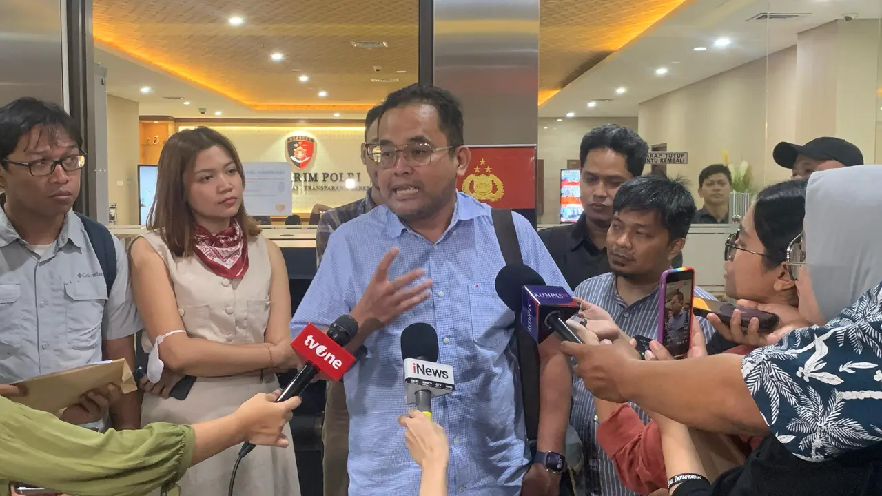 Pemimpin Redaksi Tempo Setri Yasra melaporkan peristiwa teror kepala babi terhadap salah seorang wartawannya, Jumat (21/3/2025). (Merdeka.com/Nur Habibie)