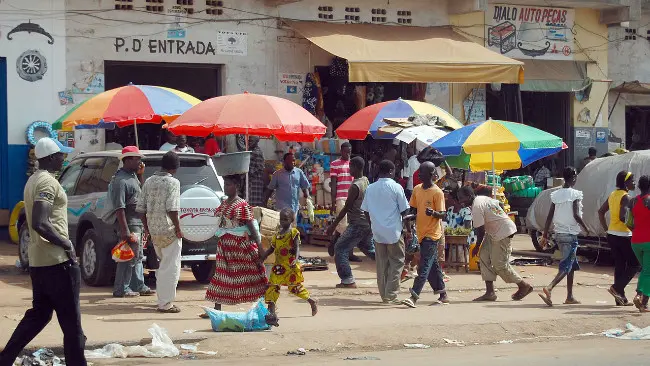 Suasana jalan raya di Guinea Bissau. (Sumber Wikimedia Commons)