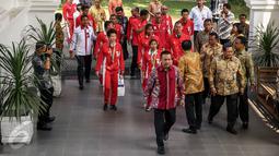 Kontingen Indonesia untuk Olimpiade Rio De Janeiro Brasil 2016 tiba di Istana Merdeka, Jakarta, Rabu (24/8). Rombongan yang dipimpin Menpora Imam Nahrowi itu diterima Presiden Jokowi di ruang pertemuan utama Istana Merdeka. (Liputan6.com/Faizal Fanani)