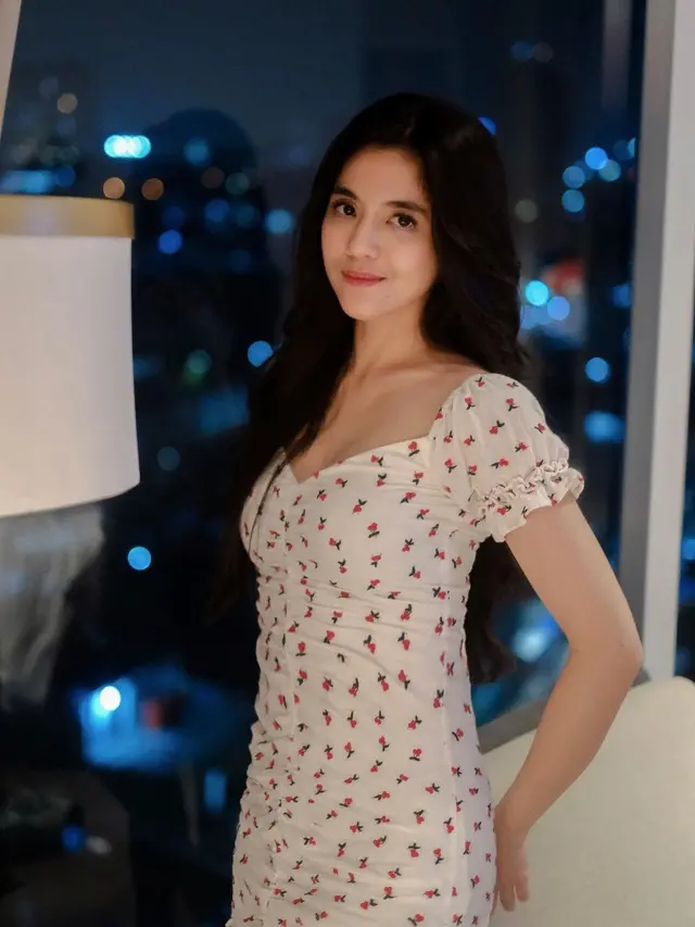 Genap Berusia 35 Tahun, Ini 7 Potret DJ Una Tampil Menawan Saat Pakai Dress