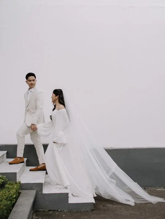 Melalui akun Instagram pribadinya, putra bungsu Presiden Joko Widodo ini juga tampak memuji sang kekasih. Bahkan, dirinya mengaku tak sabar untuk menikah dengan Erina. (Liputan6.com/IG/@kaesangp)
