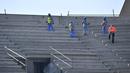 Pekerja menyelesaikan pembangunan Stadion Lusail di Qatar, Jumat (20/12). Lusail akan menjadi stadion untyuk partai pembuka dan penutup piala dunia 2022 di Qatar. (AFP/Giuseppe Cacace)