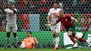Pepe. Bek tengah Portugal yang menjalani Piala Dunia keempatnya ini menjadi pemain tertua yang mampu mencetak gol pada Piala Dunia 2022 Qatar. Satu-satunya gol tersebut dicetaknya saat Portugal menang 6-1 atas Swiss di babak 16 besar (6/12/2022). Saat itu ia berusia 39 tahun, 9 bulan dan 10 hari. Dengan raihannya tersebut, ia menjadi pencetak gol tertua kedua dalam sejarah Piala Dunia setelah Roger Milla. (AFP/Jewel Samad)