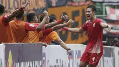 Bek Persija Jakarta, Ryuji Utomo, merayakan gol yang dicetaknya ke gawang TIRA Persikabo pada laga Piala Indonesia di Stadion Patriot, Bekasi, Kamis (21/2). Persija menang 2-0 atas TIRA Persikabo. (Bola.com/Yoppy Renato)