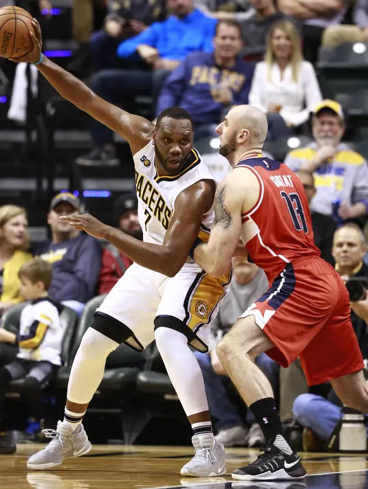 Pemain Indiana Pacers, Al Jefferson (kiri) mencoba melewati hadangan pemain ashington Wizards, Martin Gortat pada laga NBA basketball game di Bankers Life Fieldhouse, Indianapolis, (19/12/2016). (AP/R Brent Smith)
