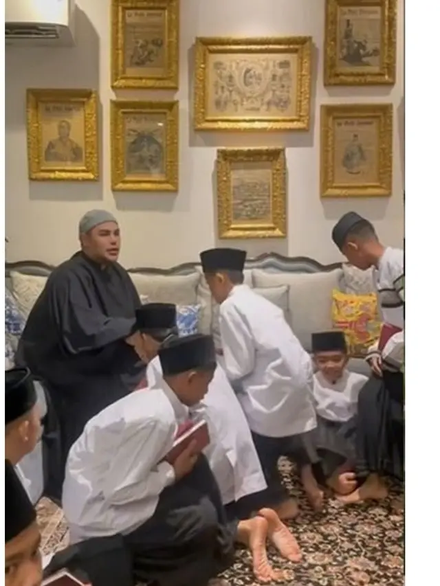 Gelar Pengajian, Ini 8 Potret Ivan Gunawan Pakai Gamis dan Peci yang Curi Perhatian