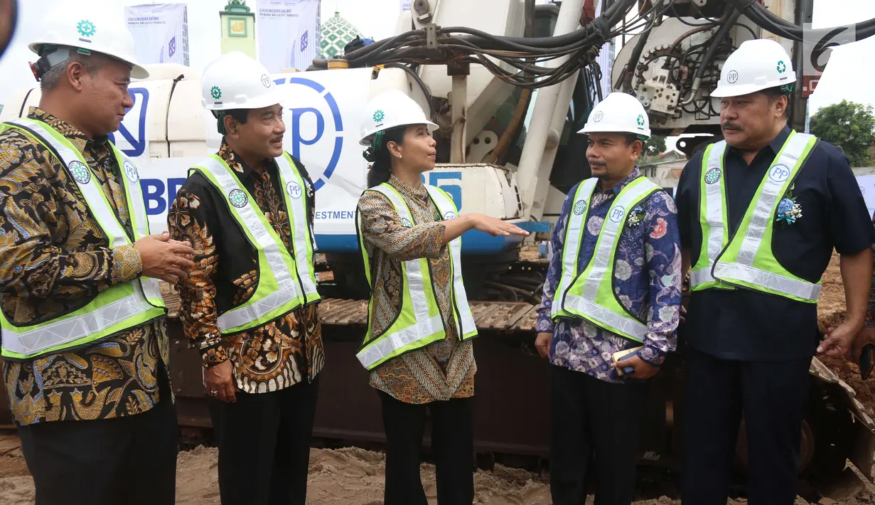 Menteri BUMN Rini Soemarno (tengah), Dirut PT. Bank Rakyat Indonesia (Persero) Tbk Suprajarto (kedua kiri) dan Komisaris Utama BRI Andrinof A. Chaniago (kedua kanan) saat groundbreaking gedung BRI di Jakarta, Rabu (27/12). (Liputan6.com/Angga Yuniar)