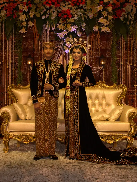 Senyum bahagia terpancar dari wajah Gibran saat ia bersanding di pelaminan dengan Selvi Ananda. (Galih W. Satria/Bintang.com)