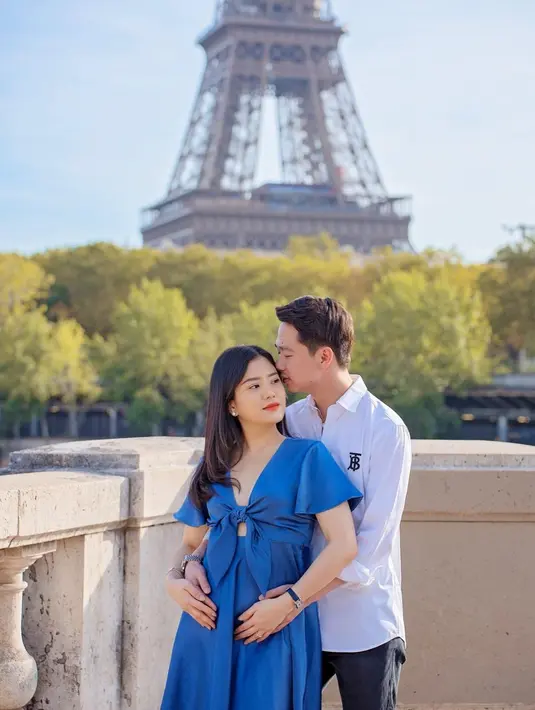 Valencia memamerkan baby bumpnya dengan dress cut-out biru yang sederhana, namun cantik. [Foto: Instagram/valenciatanoe]