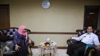 Mensos Khofifah Indar Parawansa berdiskusi dengan Kepala BNN Komjen Budi Waseso di Gedung Kemensos, Jakarta, Senin (19/10). Keduanya membahas langkah strategis guna mengefektifkan pemberantasan narkoba di Indonesia. (Liputan6.com/Faizal Fanani)