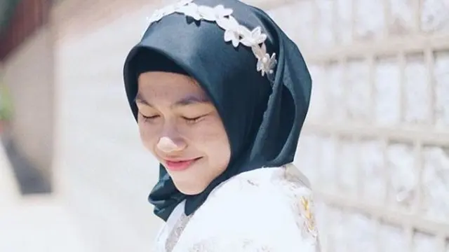 [Bintang] Gaya Imut Defia Rosmaniar