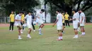 Pasalnya, Garuda Muda dipermalukan Filipina 0-1 di laga perdana yang berlangsung Senin (8/12/2025). Tampak dalam foto, pemain Timnas Indonesia U-22 melakukan sesi latihan resmi jelang melawan Myamar pada matchday kedua Grup C SEA Games 2025. (Bola.com/ Bagaskara Lazuardi)