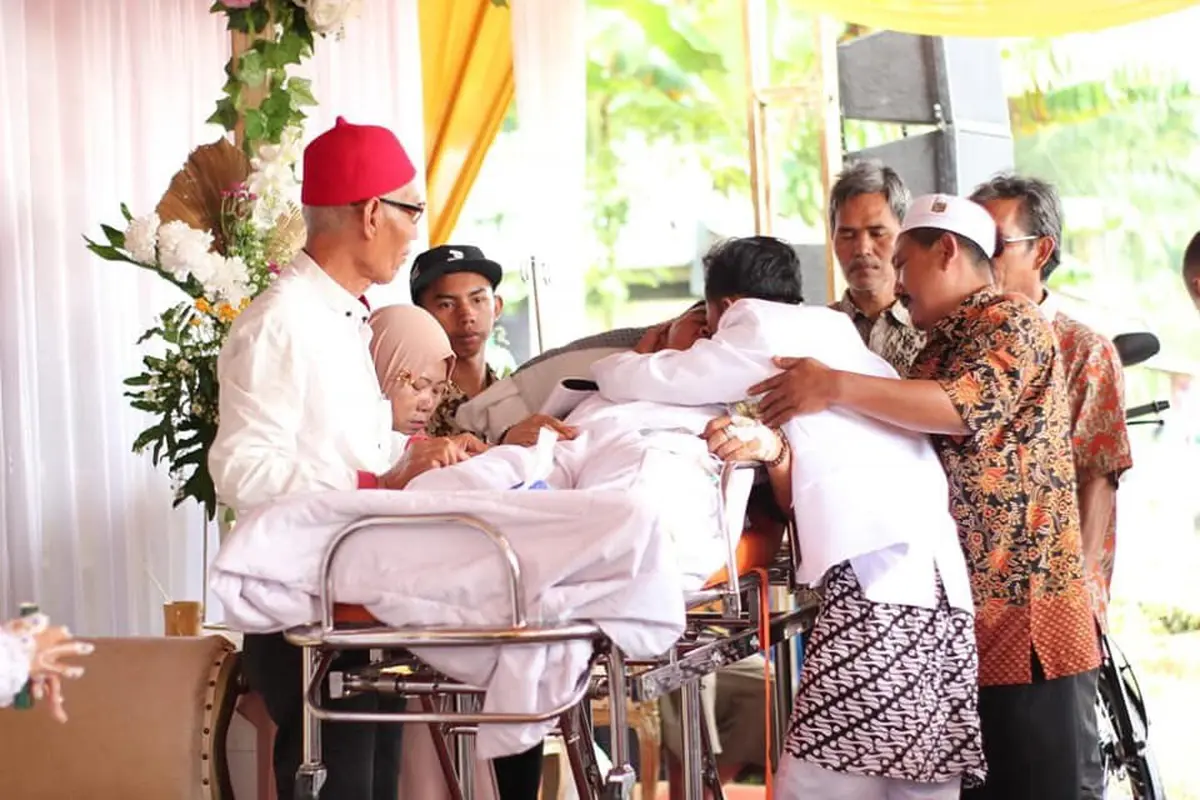 Momen kedatangan sang ayah ke pernikahan disambut haru oleh pengantin.