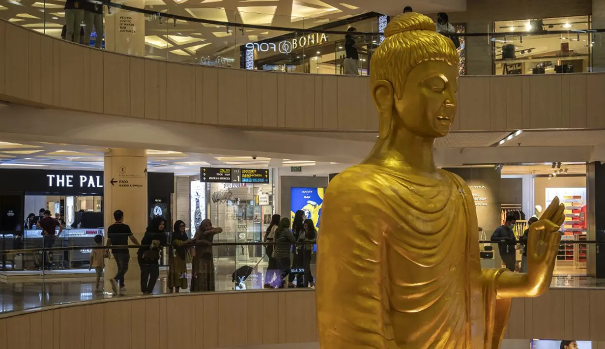 Patung Buddha tersebut berdiri ditempatkan alas berwarna emas berdiameter 4,2 meter, tangan kirinya diposisikan tepat di depan, sembari jari telunjuk dan ibu jari terlipat. Sedangkan, bagian jari tengah, manis, dan kelingking terbuka. (JUNI KRISWANTO/AFP)