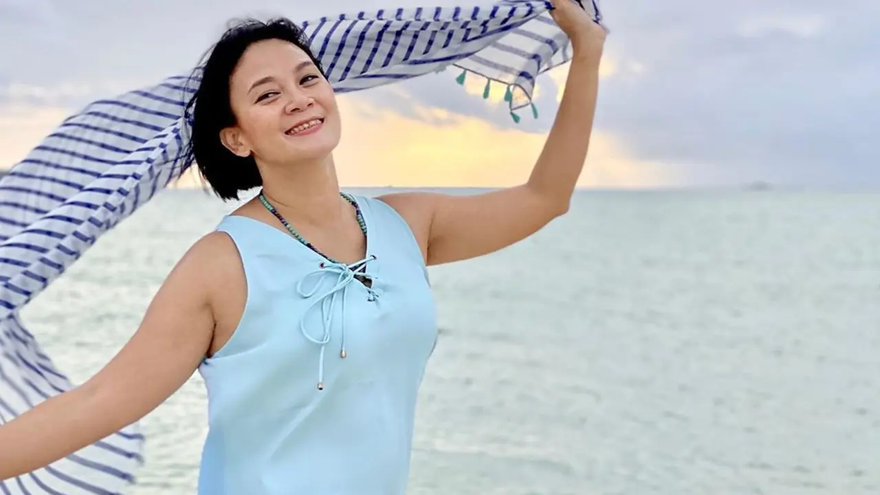 Berusia 49 Tahun, Ini 6 Potret Dian Nitami yang Awet Muda