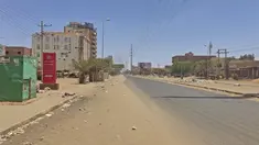 Sebuah jalan sepi digambarkan di Khartoum, Sudan, saat bentrokan mematikan antara pasukan jenderal saingan telah memasuki minggu ketiga, Senin (1/5/2023). (Photo by AFP)