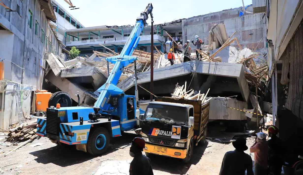 Tim pencari dan penyelamat gabungan berpacu dengan waktu untuk mengevakuasi puluhan korban runtuhnya bangunan musala di Pondok Pesantren Al Khoziny, Kecamatan Buduran, Kabupaten Sidoarjo, Jawa Timur, Kamis 2 Oktober 2025. (AP Photo/Trisnadi)