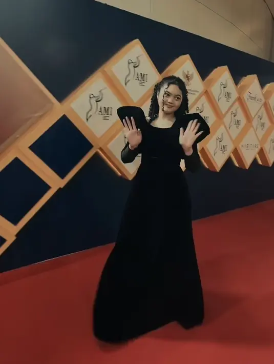 <p>Amora hadir di acara penghargaan AMI Award sesi pertama. Putri Krisdayanti yang beranjak remaja ini tampil begitu elegan dengan pakaian hitamnya. [@krisdayanti_official]</p>