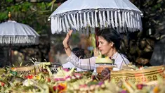 Seorang perempuan umat Hindu berdoa saat mengikuti sembahyang perayaan hari raya Galungan di Pura Jagat Natha di Denpasar, Bali, Rabu (8/6/2022). Hari Raya Galungan merupakan hari merayakan kemenangan kebaikan (Dharma) melawan kejahatan (Adharma). (SONNY TUMBELAKA / AFP)