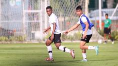 Pemain Timnas Indonesia U-17, Aaron Liam Suitela (kanan) dan Muhammad Iqbal Gwijangge, mengikuti sesi latihan di Lapangan ABC, Senayan, Jakarta, Sabtu (15/7/2023). Latihan tersebut digelar guna persiapan menghadapi Piala Dunia U-17 yang akan digelar 10 November hingga 2 Desember 2023 di Indonesia. (Bola.com/Ikhwan Yanuar)