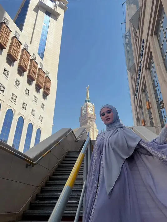 Tissa nampak mengenakan kaftan dress berpayet warna lilac dengan aksen outer tipis yang elegan [@tissabiani]