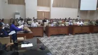 Sekretaris Partai Nasdem Banyuwangi Zamroni (baju Biro) mengikuti rapat dengar pendapat bersama DPRD setempat tentang polemik pencopotan bendera pratai Nasdem (Hermawan Arifianto/Liputan6.com)