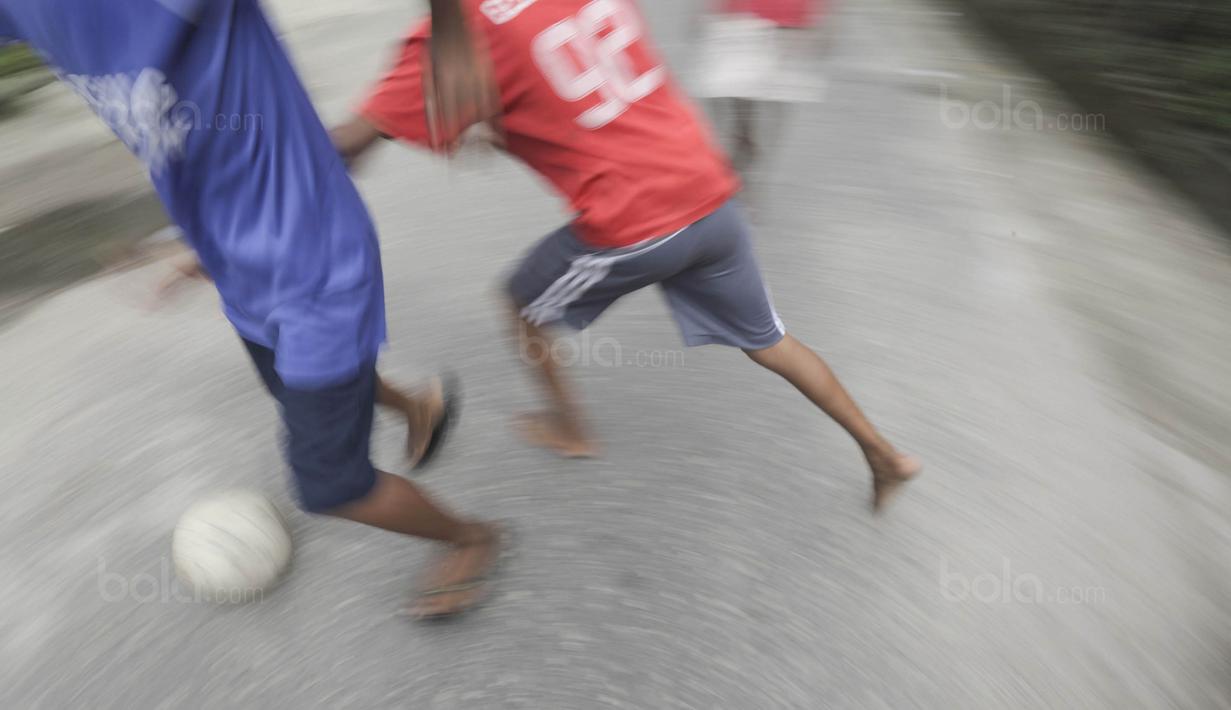 Kebiasaan bermain sepak bola sejak kecil membuat anak-anak di Tulehu sering disebut sebagai bakat alam. Keterbatasan malah membuat anak-anak berkembang lebih baik. (Bola.com/Peksi Cahyo)
