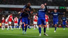 Pemain West Ham United, Jarrod Bowen (tengah) melakukan selebrasi bersama rekan-rekannya setelah Konstantions Mavropanos (kiri) mencetak gol kedua timnya ke gawang Arsenal pada laga lanjutan Liga Inggris 2023/2024 di Emirates Stadium, London, Inggris, Jumat (29/12/2023) dini hari WIB. (AFP/Ian Kington)