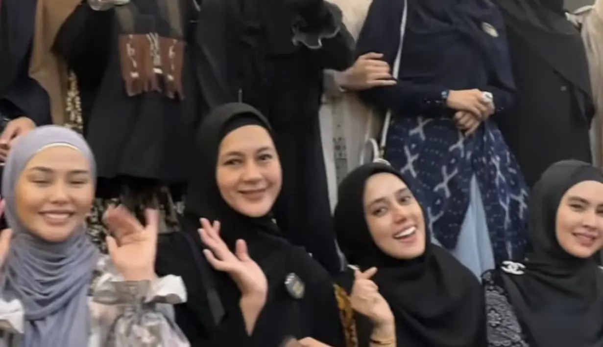 Paula Verhoeven tampil serba hitam mengenakan kerudung dan gamisnya. [@tissabiani]