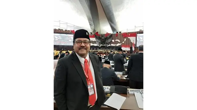 Penampilan 7 Seleb saat Bertugas di DPR, Anggun dan Gagah