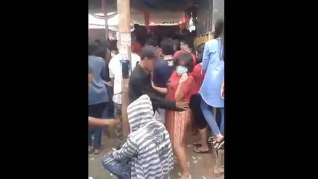 Bikin Ngakak, Dua Sejoli Asik Joget Di Siang Bolong