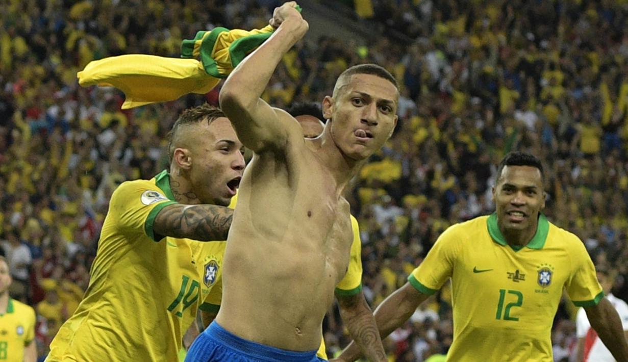 Gelandang Brasil, Richarlison, merayakan gol yang dicetaknya ke gawang Peru pada laga final Copa America 2019 di Stadion Maracana, Rio de Janeiro, Minggu (7/7). Brasil menang 3-1 atas Peru. (AFP/Juan Mabromata)