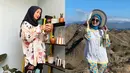 <p>Lewat akun Instagramnya, Desy Ratnasari kerap membagikan potret OOTD hijabnya yang kekinian.</p>