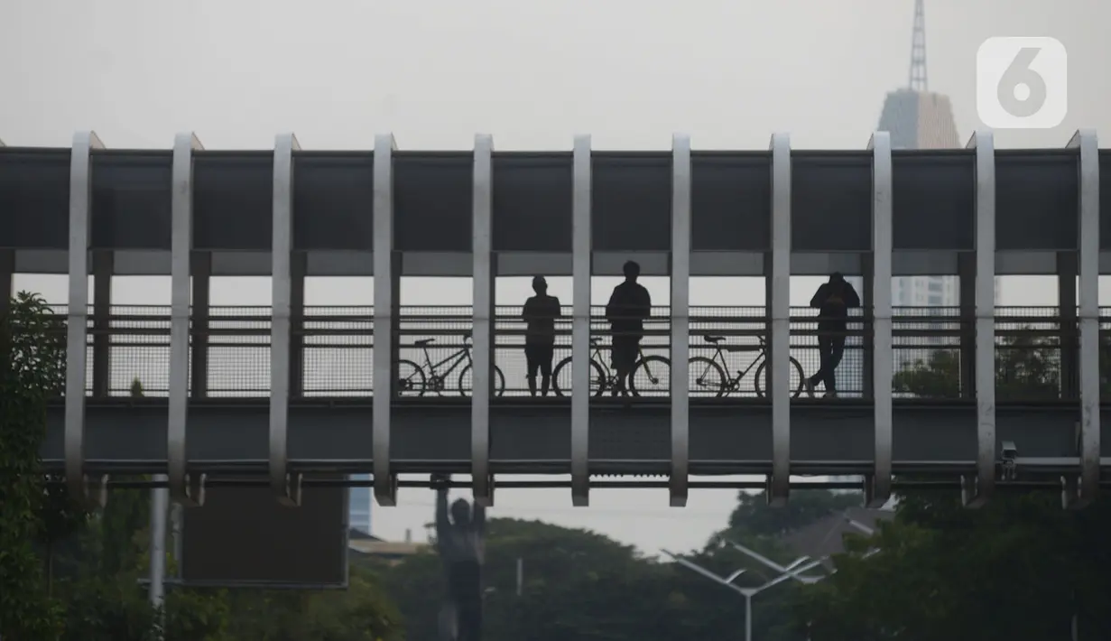 Warga melakukan aktivitas di kawasan jalan Jenderal Sudirman, Jakarta,Sabtu (18/7/2020). Pemerintah Provinsi DKI Jakarta memperpanjang PSBB fase transisi selama 14 hari hingga 30 Juli, seiring kasus baru COVID-19 masih tinggi di ibu kota. (merdeka.com/Imam Buhori)