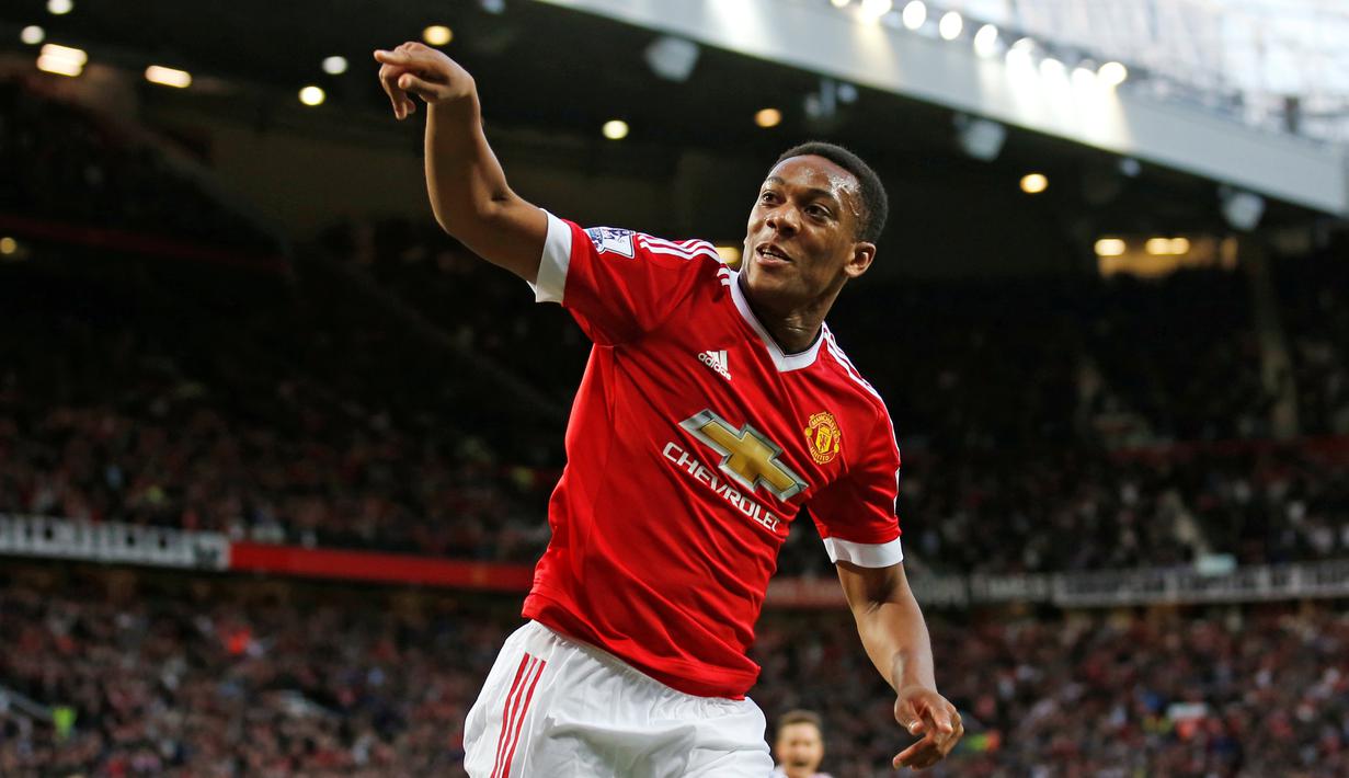 Anthony Martial merayakan gol yang dicetaknya ke gawang Liverpool di Stadion Old Trafford, Inggris. Sabtu (12/9/2015). (Action Images via Reuters/Carl Recine)