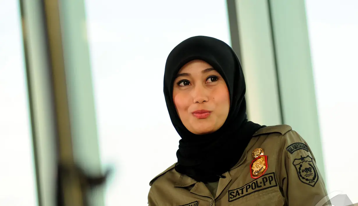Meski parasnya cantik, bukan berarti Nurul Habibah tidak ikut bertugas di lapangan. Dia mengaku tak sungkan ikut serta dalam penertiban yang dilakukan kesatuannya, Jakarta, Rabu (24/9/2014) (Liputan6.com/Helmi Fithriansyah)
