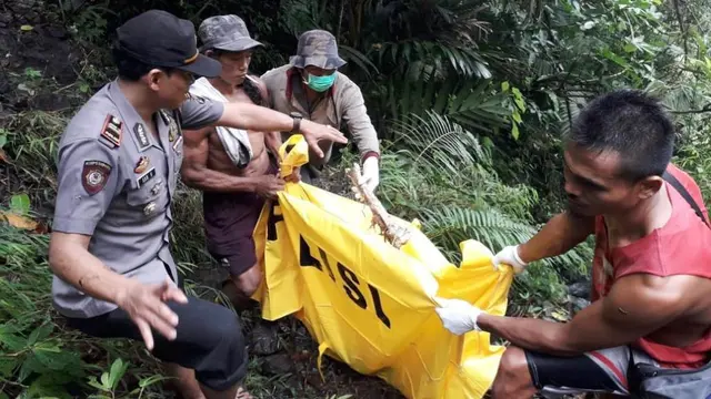 Lantaran beratnya medan, polisi kesulitan menembus dan mengevakusi kerangka manusia di Bukit Plana, Purbalingga. (Liputan6.com/Galoeh Widoera/Muhamad Ridlo)
