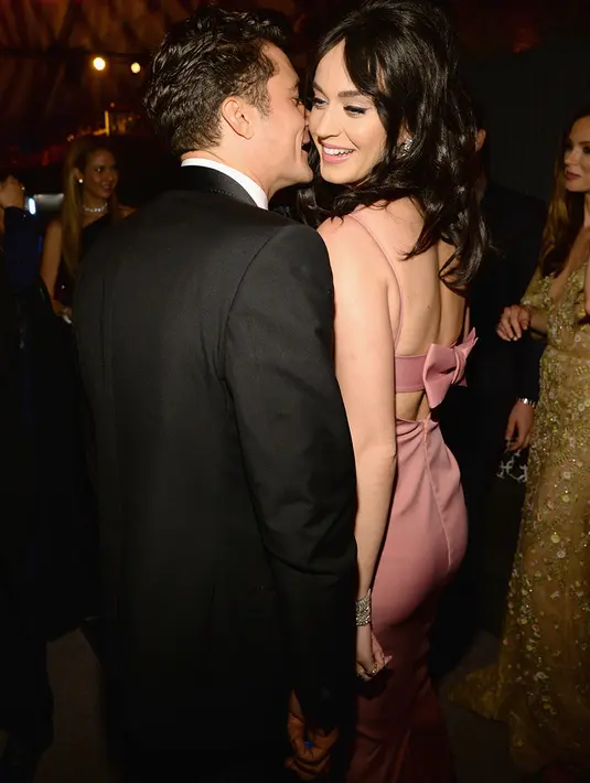 Kemesraan Katy Perry dan Orlando Bloom memang nggak akan mengalahkan keromantisannya bersama dengan John Mayer. Meski berpisah, mereka berdua kini menjadi teman baik. (Getty Images-Cosmopolitan)
