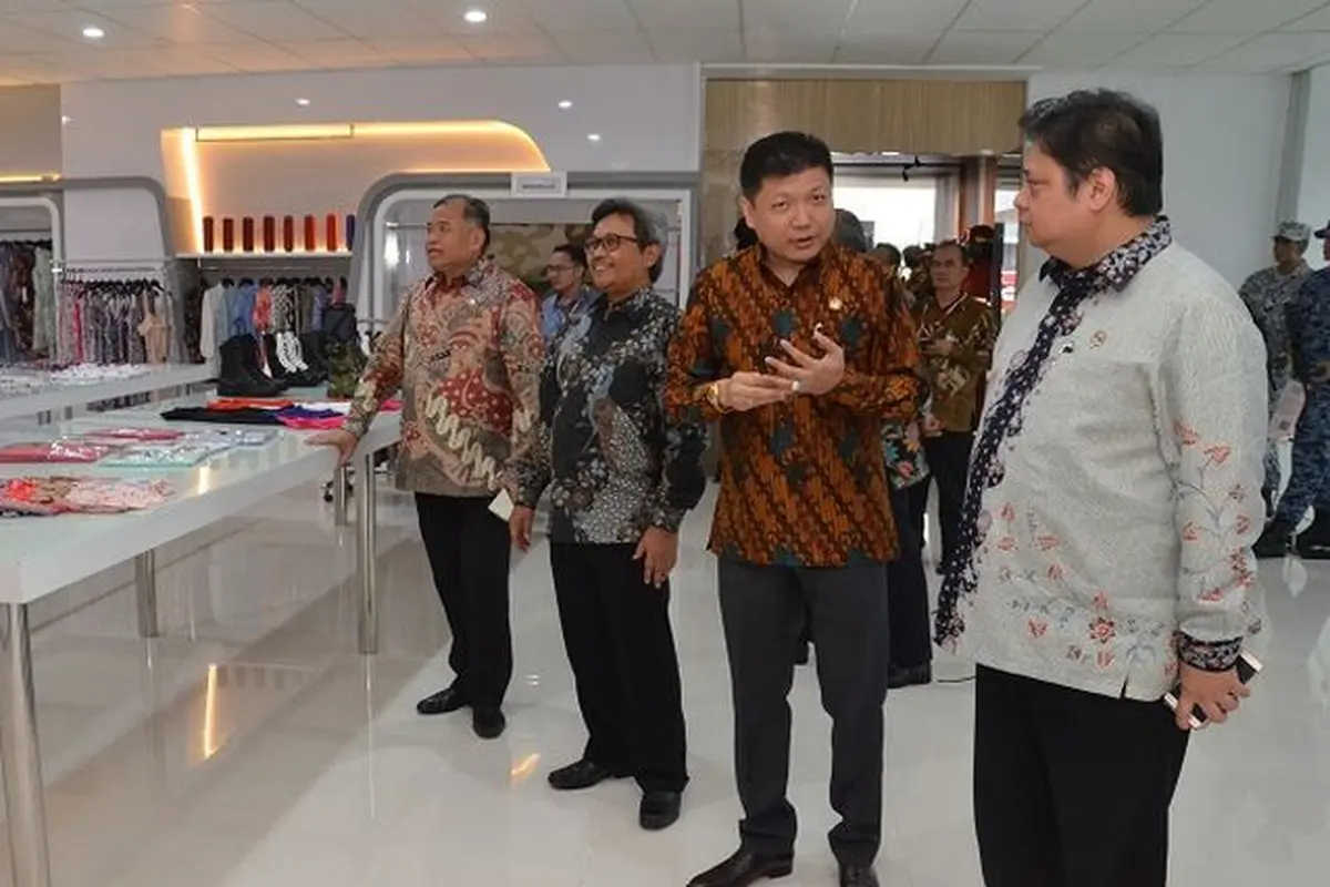 Menperin Airlangga Hartarto mendengarkan penjelasan dari Direktur Utama PT Sritex Iwan Setiawan Lukminto didampingi oleh Direktur Jenderal Industri Kimia, Tekstil dan Aneka Achmad Sigit Dwiwahjono. (Foto: Kemenperin)