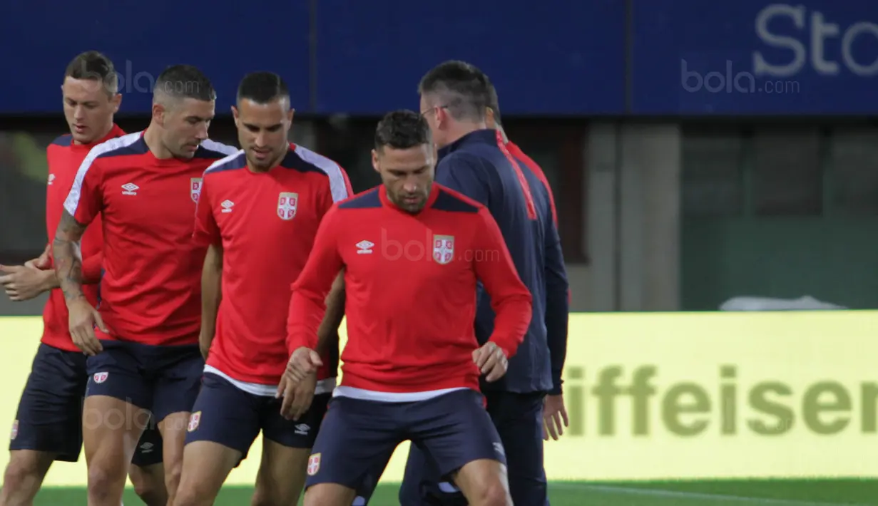 Para pemain Serbia tampak fokus saat latihan di Stadion Ernst Happel, Wina, Kamis (5/10/2017). Serbia akan menghadapi Austria pada laga kualifikasi Piala Dunia 2018. (Bola.com/Reza Khomaini)
