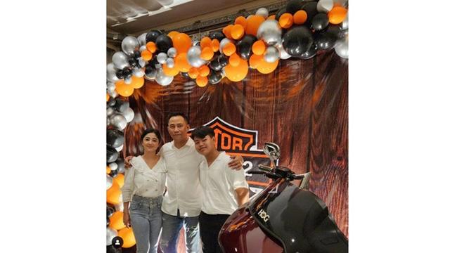 Sempat Dikira Putus, Ini 6 Potret Dewi Perssik dan Rully yang Makin Mesra