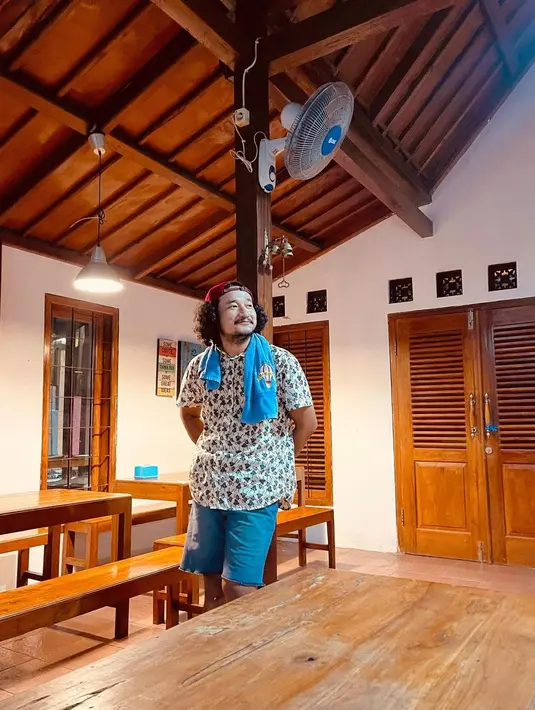 Pemeran dalam film Nenek Gayung (2012) itu diketahui membuka warung makan sederhana bernama Warung Eropa Magetan. Meski bernama Eropa, tapi menyediakan menu daerahnya seperti nasi tempong burung puyuh, semur jengkol  dan masakan Indonesia lainnya. [Instagram/isa_bajaj]