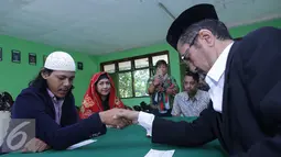 Suasana saat suami Ria Irawan, Mayky Wongkar melakukan Ijab Qabul di KUA Cilandak, Jakarta, Jumat (23/12). Diketahui bahwa suami Ria adalah asistennya yang sudah mendampinginya selama 12 tahun terakhir. (Liputan6.com/Herman Zakharia)