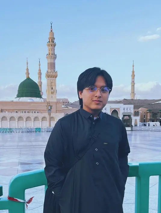 Arsy mengucap syukur bisa menginjakkan kakinya di Tanah Suci di awal tahun ini bersama keluarga. Ia juga berharap suatu saat nanti bisa kembali lagi ke sana. Meski jarang tersorot, Arsy sudah mendapat pengakuan luas atas karyanya setelah merilis singel kolaborasi berjudul 'Dengan Caraku' bersama Brisia Jodie tahun 2018. (Liputan6.com/IG/@arsywidianto)