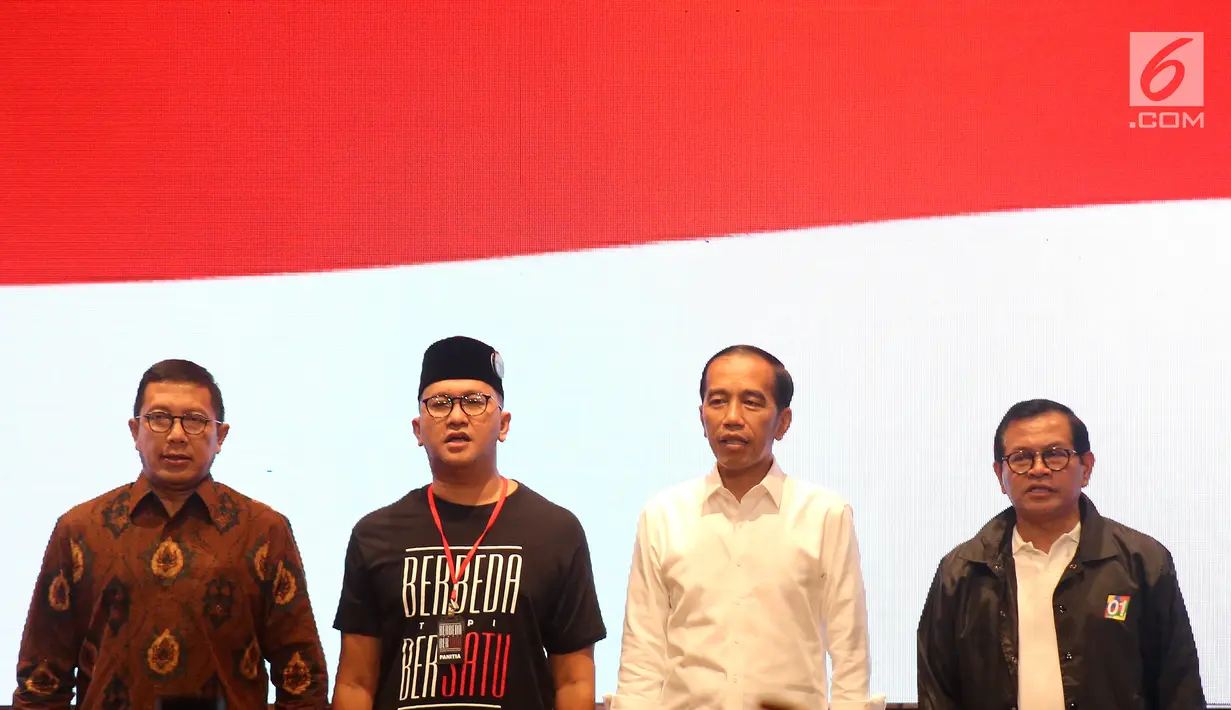 Capres petahana Jokowi, Wakil Ketua TKN, Rosan Perkasa Roeslani selaku alumni PL, Politisi PDIP Pramono Anung dan Politisi PPP Lukman Hakim Saifuddin pada Deklarasi Alumni PL untuk Jokowi-Ma'ruf Amin di SCBD, Jakarta, Rabu (6/2). (Liputan6.com/HO/Jo)